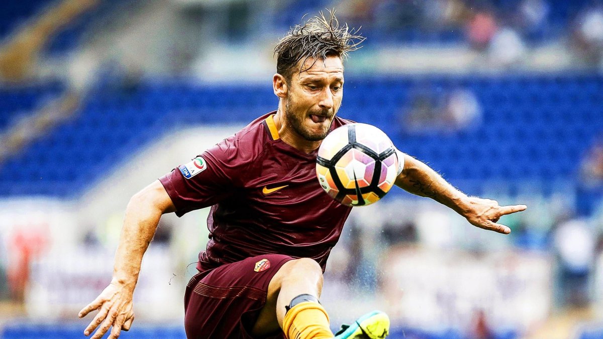 Fotografía del 11 de septiembre de 2016, que muestra al italiano Francesco Totti mientras controla un balón durante un encuentro de Serie A. El volante defendió a la Roma por 24 años.