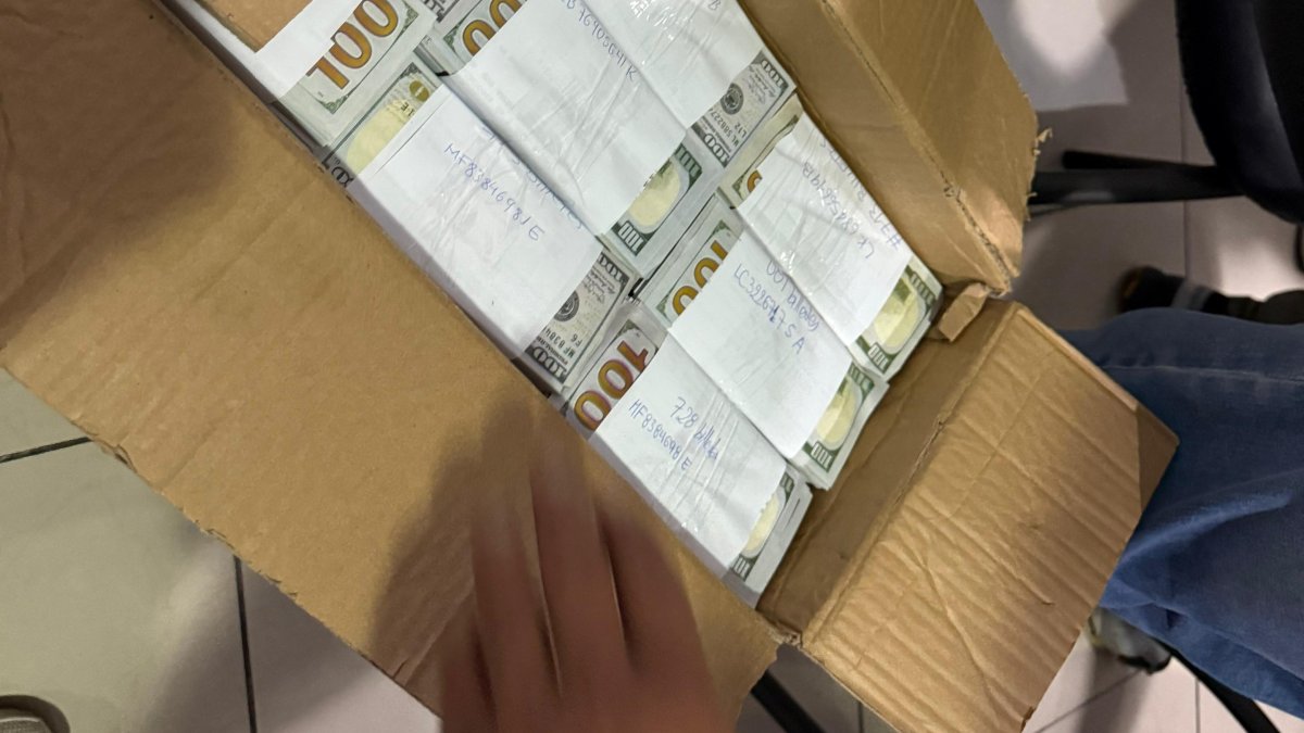 El dinero falso estaba distribuido en cajas de zapatos.