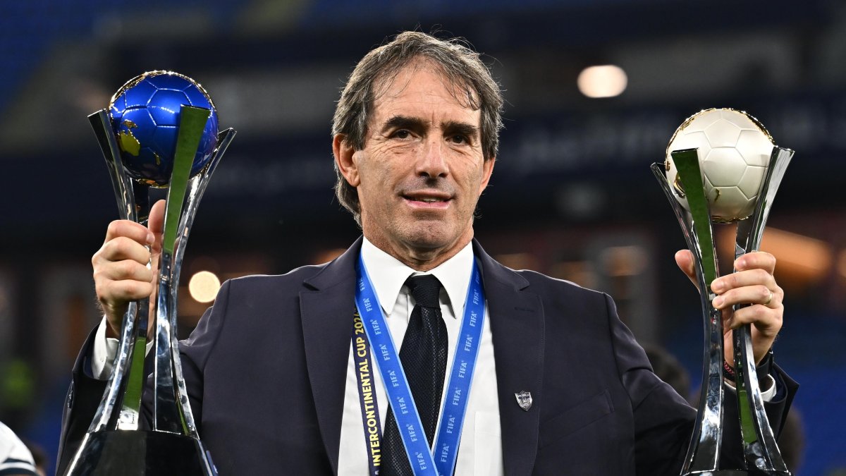 Guillermo Almada dirige al Pachuca FC