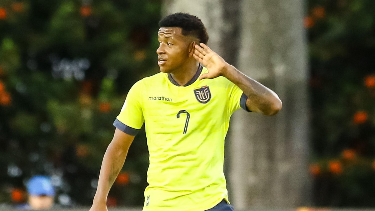 Kenny Arroyo (c) fue la figura de la Tricolor en la victoria sobre Bolivia.