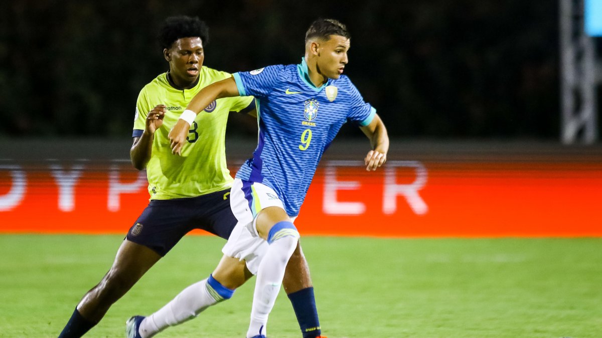 Deinner Ordóñez  de Ecuador y Deivid Washington de Brasil en el Sub 20 que se juega en Venezuela.
