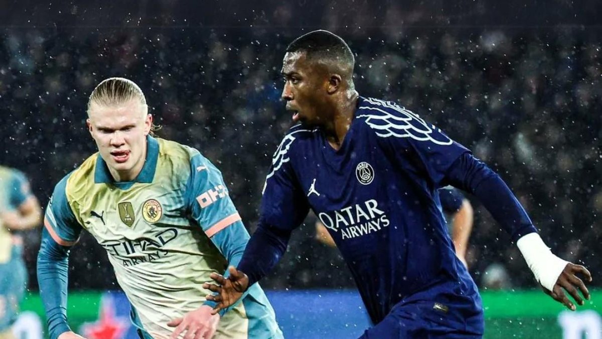 Willian Pacho (d) con París Saint-Germain enfrentando a Manchester City