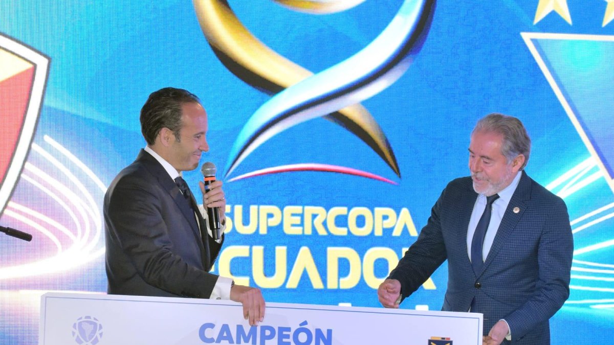 Francisco Egas, presidente de FEF, dio el cheque al presidente Isaac Álvarez.