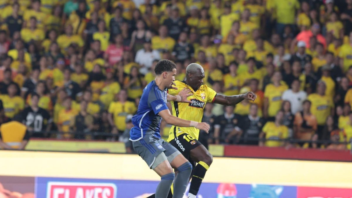 Felipe Caicedo (d) debutó con la camiseta torera en el Clásico del Astillero del sábado 1 de febrero, en la Noche Amarilla del Barcelona SC