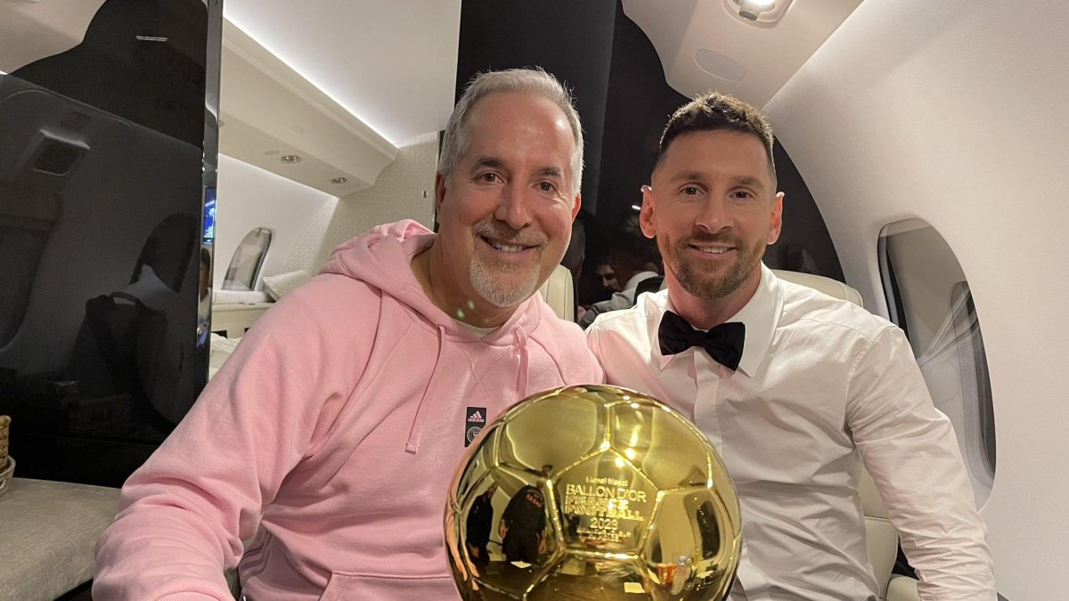 Jorge Mas, co-propietario del Inter Miami, y Lionel Messi con el octavo balón de oro.