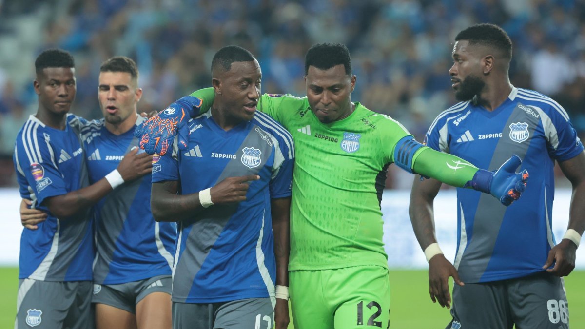 Pedro Ortiz (cd) junto al resto de sus compañeros en el rol de titular en el partido de Emelec ante Macará en el Capwell