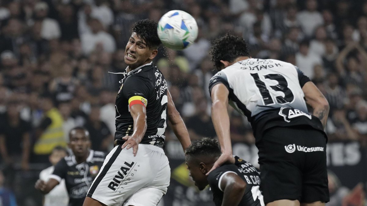 Xavier Arreaga (i) fue uno de los jugadores destacados en la defensa del Ídolo.