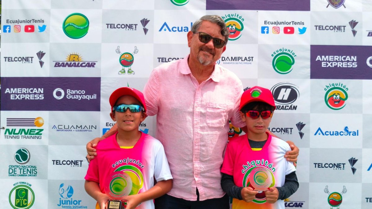 Emigdio Navia (i), Jonhny Saldivias, director, y Jorge López, tras la tercera etapa.