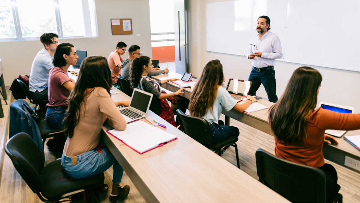 Estudiantes en una aula de clases. Conoce más del Registro Único Nacional.