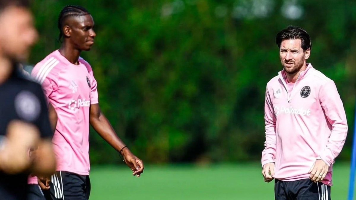 Allen Obando (d) junto a Lionel Messi en la práctica con Inter Miami