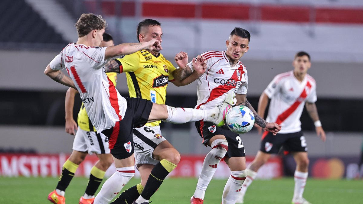 Facundo Colidio (i) de River disputa el balón con Octavio Rivero (c) de Barcelona.