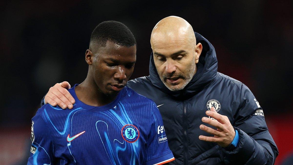 Moisés Caicedo recibe indicaciones del entrenador de Chelsea Enzo Maresca