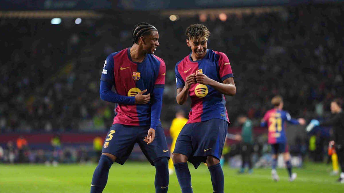 Lamine Yamal (d) festeja tras marcar el 4-0 ante Borussia Dortmund en el partido de ida por los cuartos de final de la UEFA Champions League.