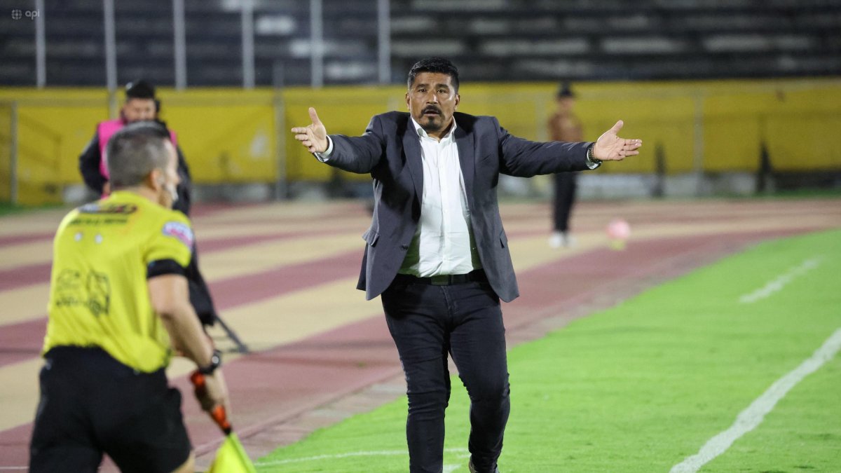 El entrenador argentino gesticula desde la zona de suplentes de El Nacional.