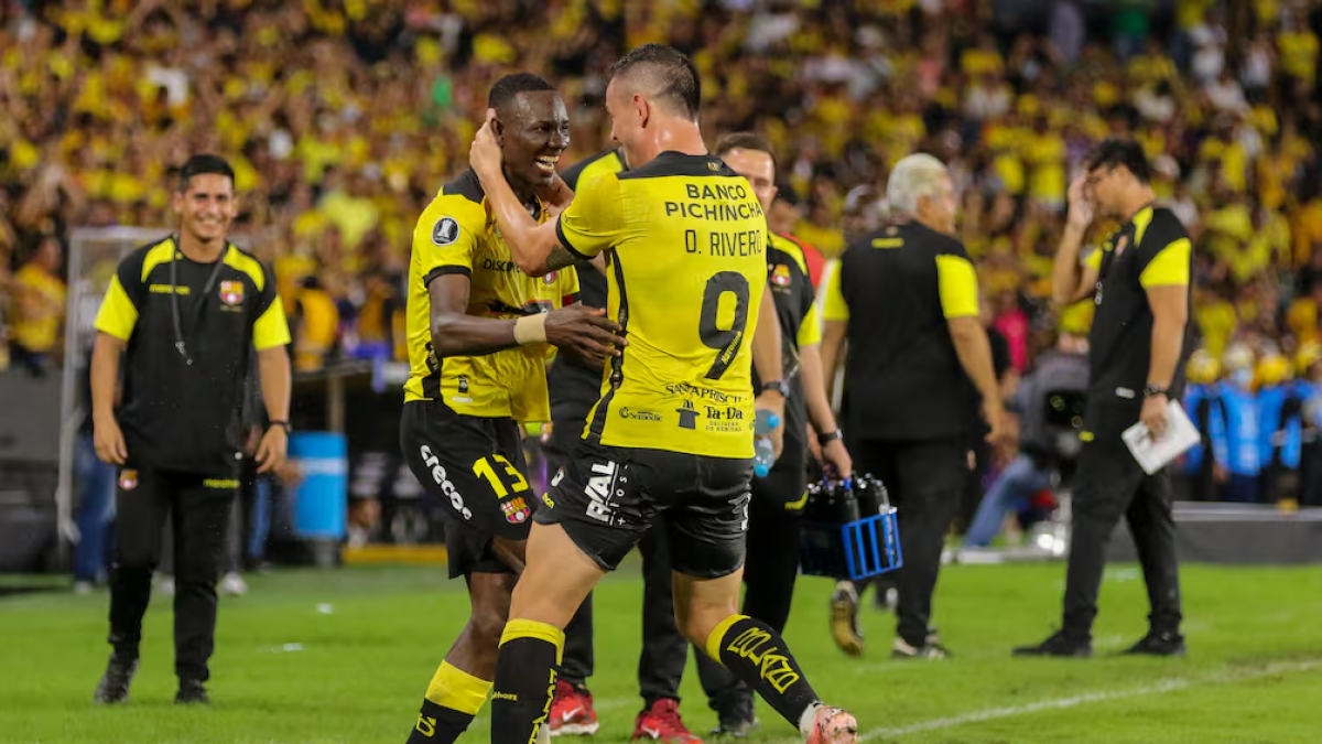 Ocatvio Rivero (d) junto a Janner Corozo en la celebración de gol con Barcelona