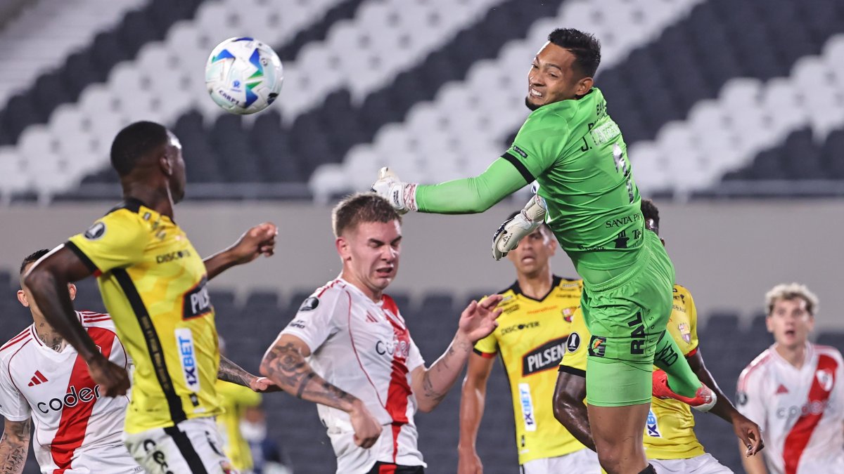 José David Contreras, portero de Barcelona, rechaza un balón durante el partido de la fase de grupos de la Copa Libertadores ante River Plate, el pasado 8 de abril de 2025. 