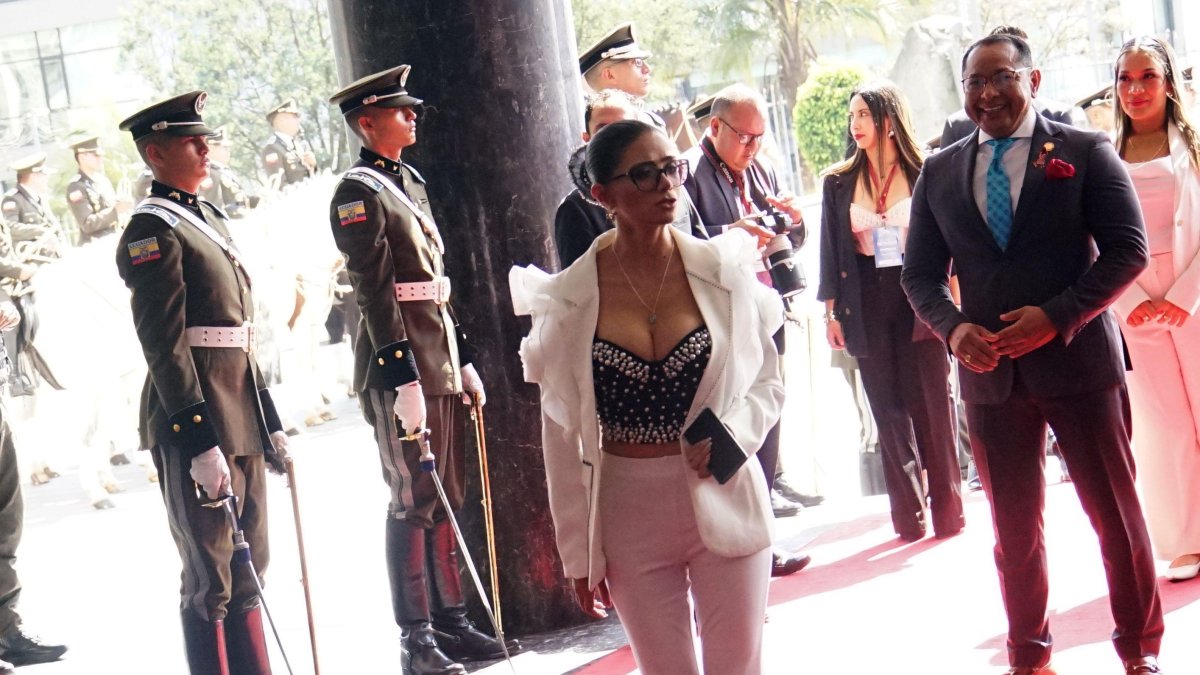 Al estilo Selena Quintanilla, la asambleísta Jhajaira Urresta caminó por la alfombra roja.
