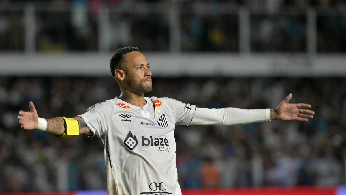 El delantero del Santos Neymar durante el partido de fútbol entre el Santos y el Botafogo en el estadio Urbano Caldeira.