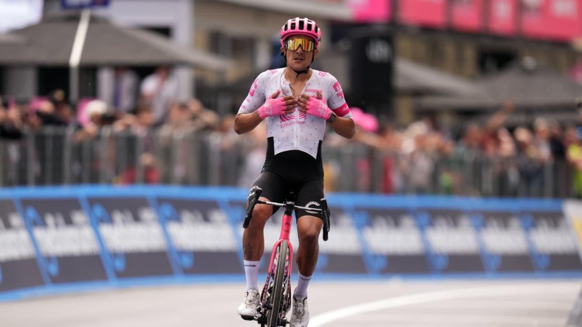 Richard Carapaz en su llegada a la meta en la etapa 11 del Giro de Italia 2025.