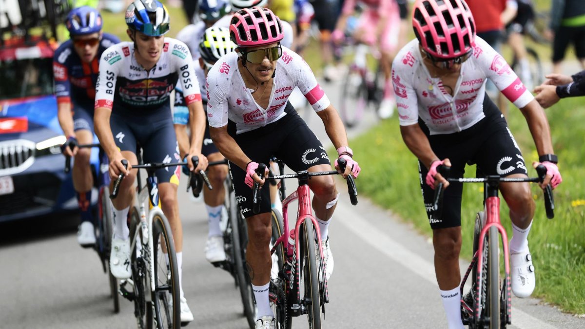 Richard Carapaz (c) contó con el apoyo de Alexander Cepeda (d).