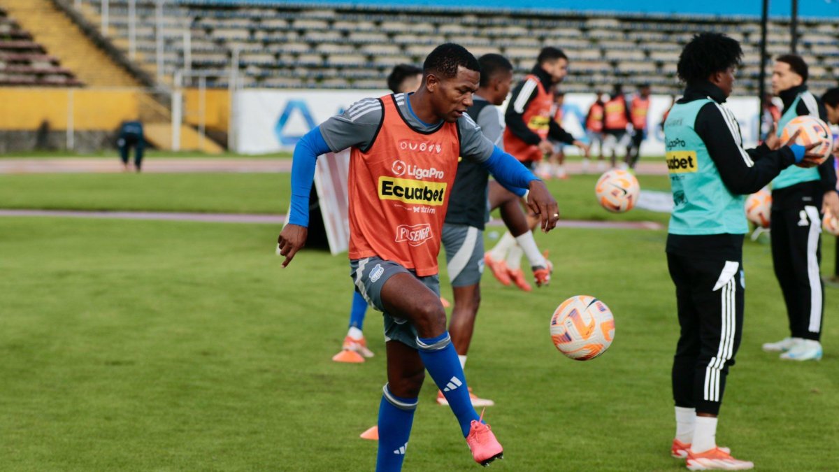 Romario Caicedo, defensa del Emelec, durante un calentamiento en el estadio Olímpico Atahualpa, de Quito.