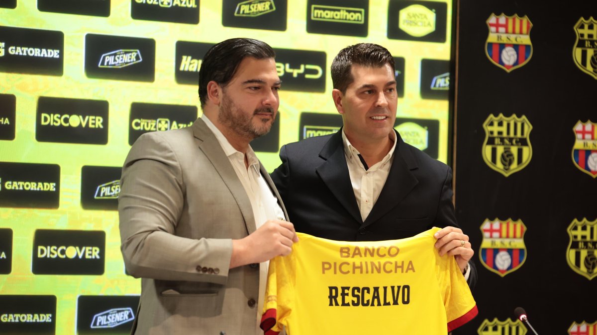 Antonio Álvarez presentó a Ismael Rescalvo como nuevo DT de Barcelona SC.