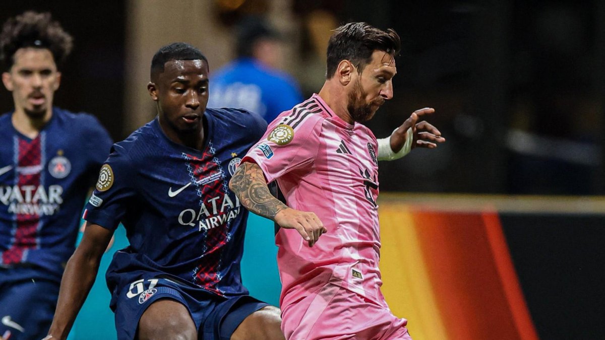 Willian Pacho (i) PSG marca a Lionel Messi en el Mundial de Clubes