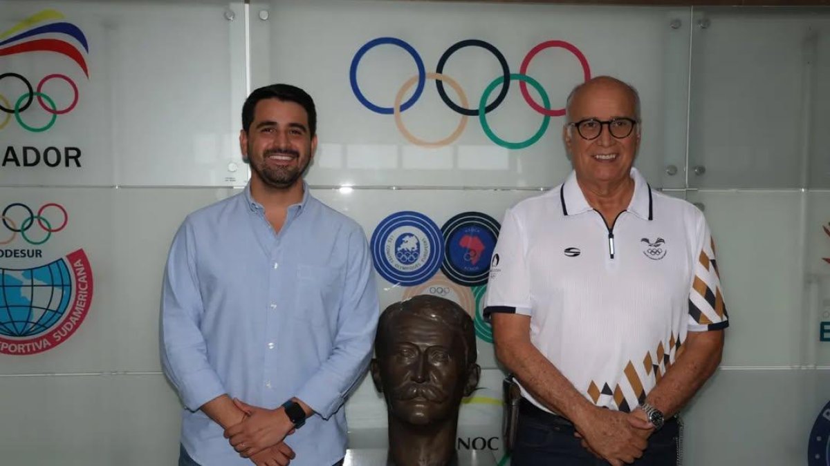 El presidente del COE, Jorge Delgado (d), posa junto al ministro del Deporte, José David Jiménez.