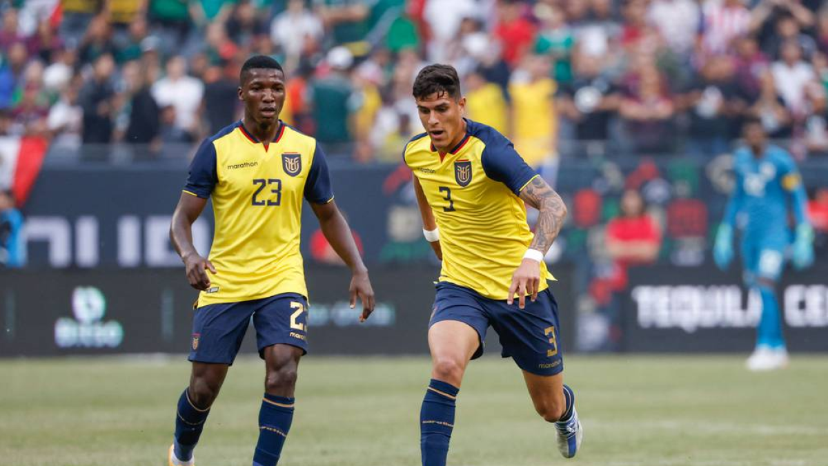 Moisés Caicedo y Piero Hincapié (d) comparte en selección ecuatoriana de fútbol