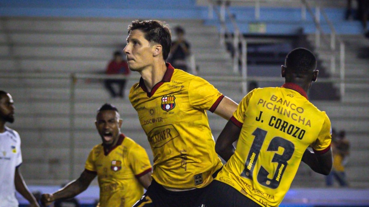 Gastón Campi (i) fue el autor del único gol de Barcelona ante Delfín