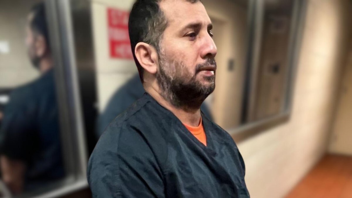 Alias Fito viste prendas de una prisión federal de los Estados Unidos de América.