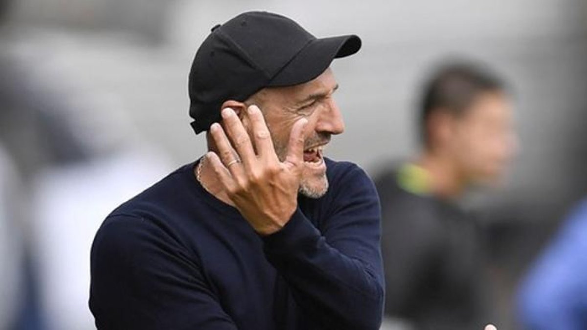 Guillermo Duró dirige la pretemporada del 'Bombillo' en el Polideportivo de Samanes.