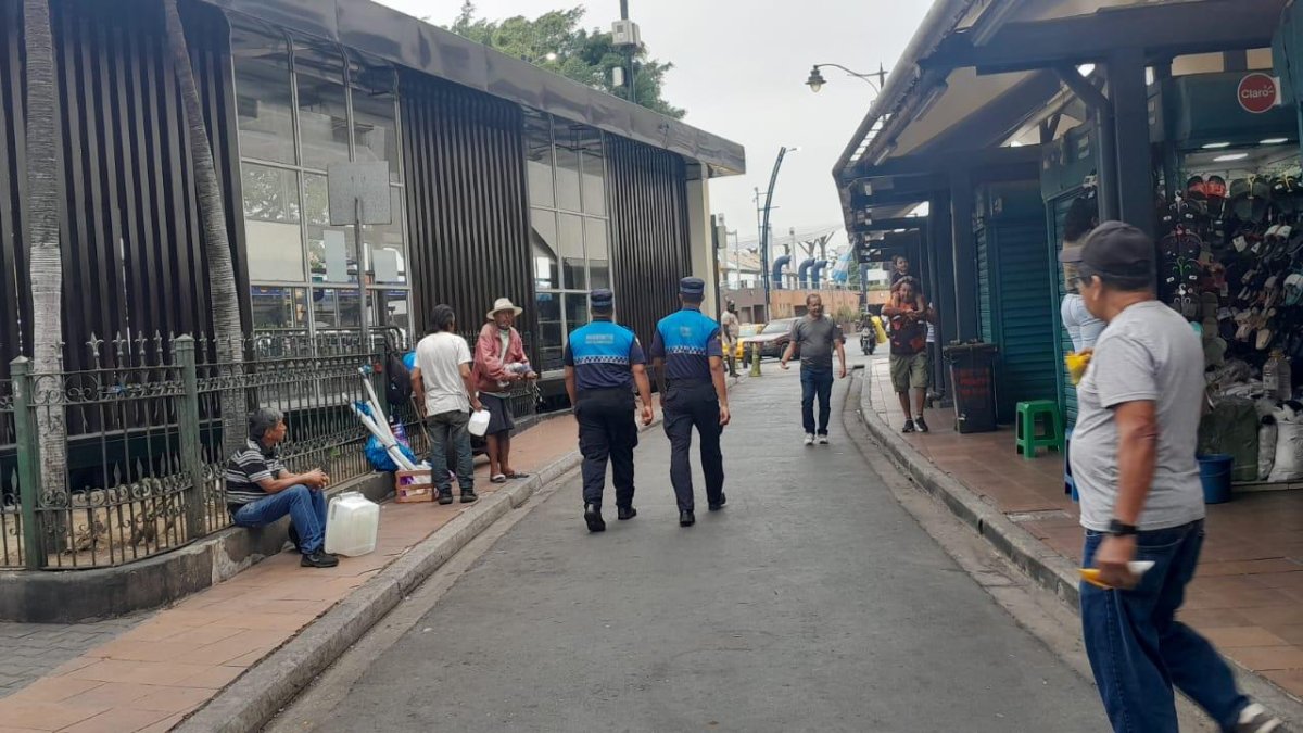 Los metropolitanos patrullan a pie constantemente para evitar problemas en la Bahía.