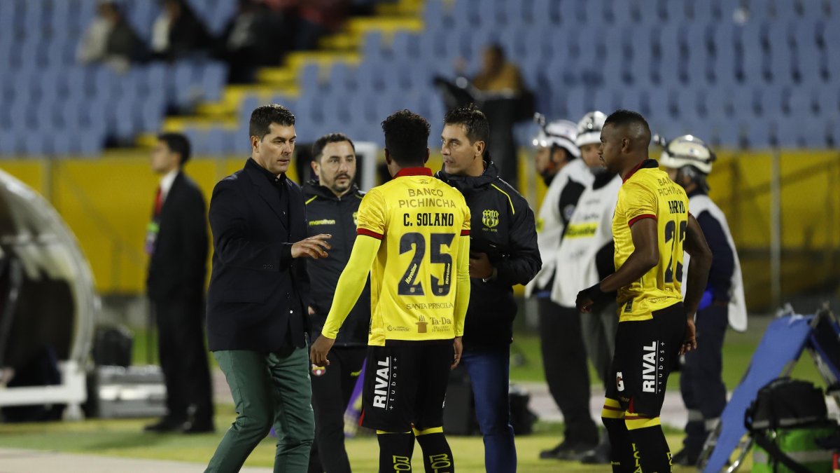 Con la consigna de refrescar líneas ante El Nacional, Ismael Rescalvo conversa con el volante Dixon Arroyo (d) y el extremo Christian Solano.