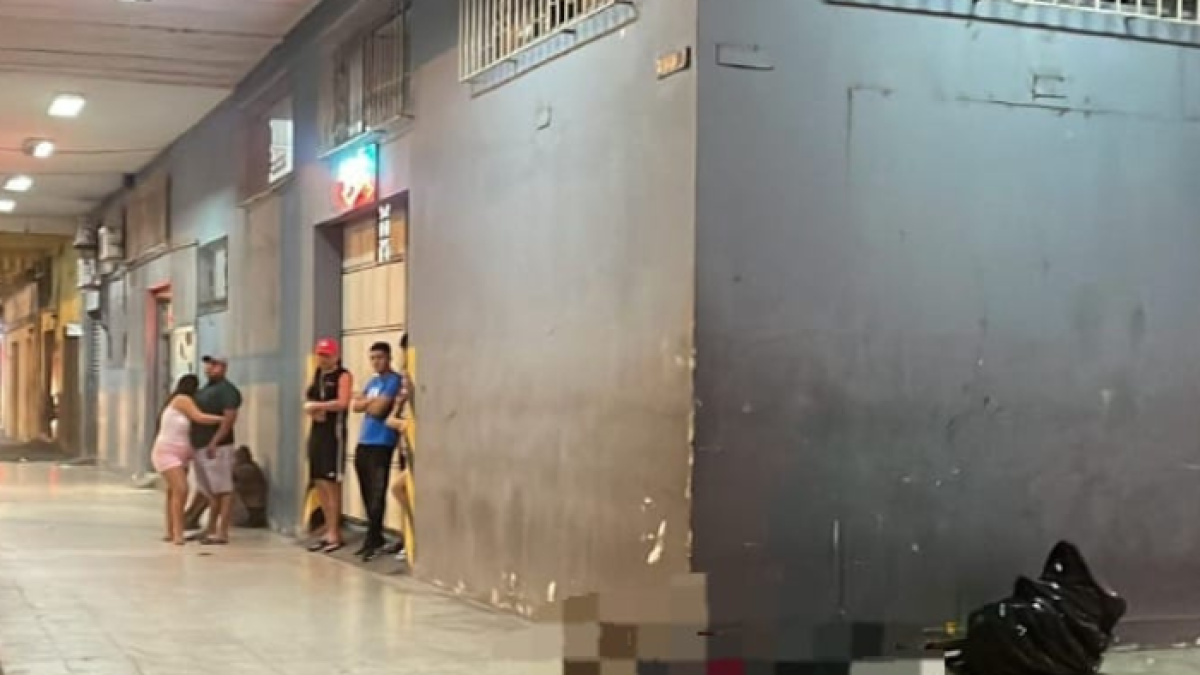 El hecho se produjo en una esquina. El cuerpo del ciudadano fallecido quedó tendido allí.