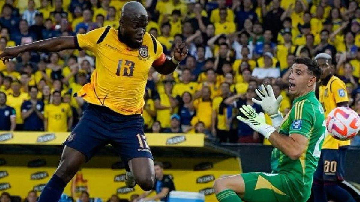 Enner Valencia haciendo historia ante Argentina.
