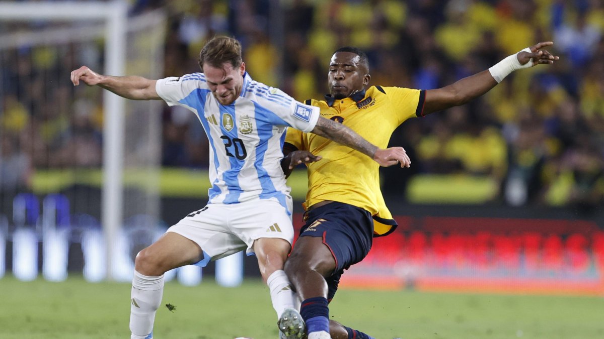 El defensa esmeraldeño Willian Pacho detiene un avance del centrocampista Alexis Mac Allister (20).