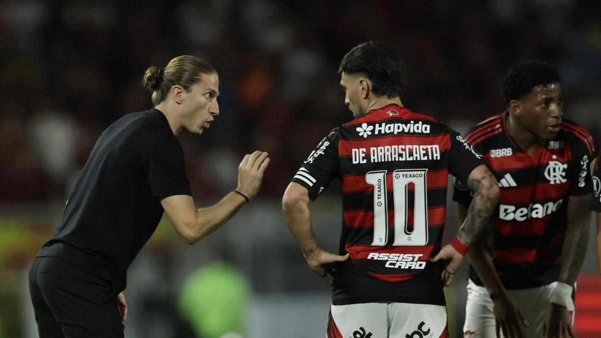 El entrenador de Flamengo, Filipe Luís (i), da indicaciones a Giorgian De Arrascaeta y a Gonzalo Plata en un partido de cuartos de final de la Copa Libertadores ante Estudiantes de La Plata.