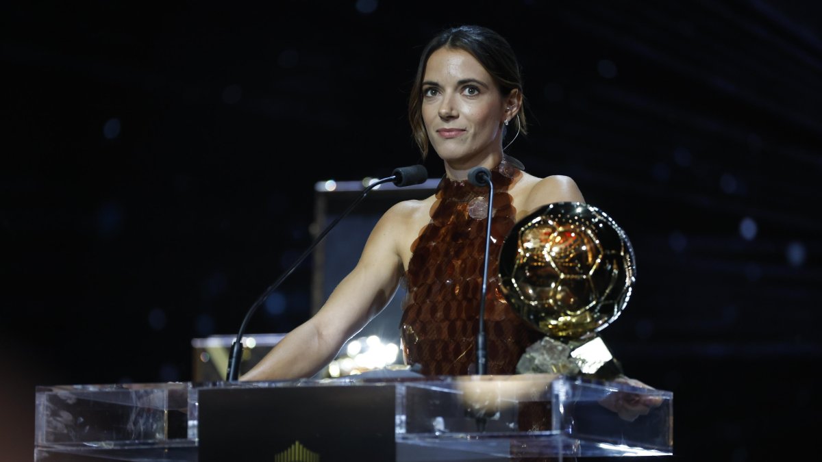 Aitana Bonmatí junto al Balón de Oro que ganó por tercera ocasión.