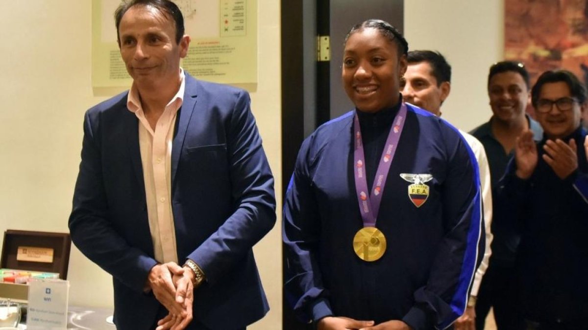 El presidente de la Ecuatoriana de Atletismo, Manuel Bravo, fue uno de los encargados de recibir a la campeona mundial Juleisy Angulo.