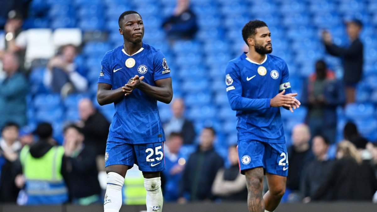 Moisés Caicedo (i) en la derrota de Chelsea ante Brighton.