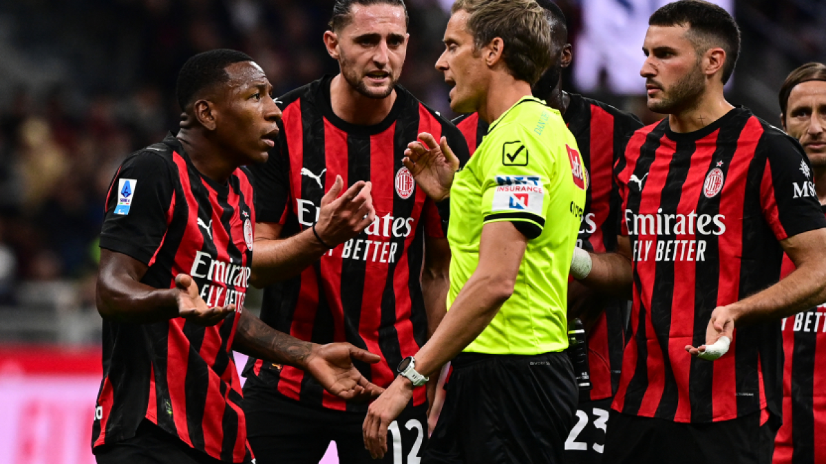 Pervis Estupiñán (i) reclamó la expulsión al árbitro en AC Milan vs Napoli.