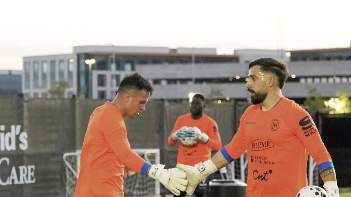 Gonzalo Valle y Hernán Galíndez arqueros de Ecuador.