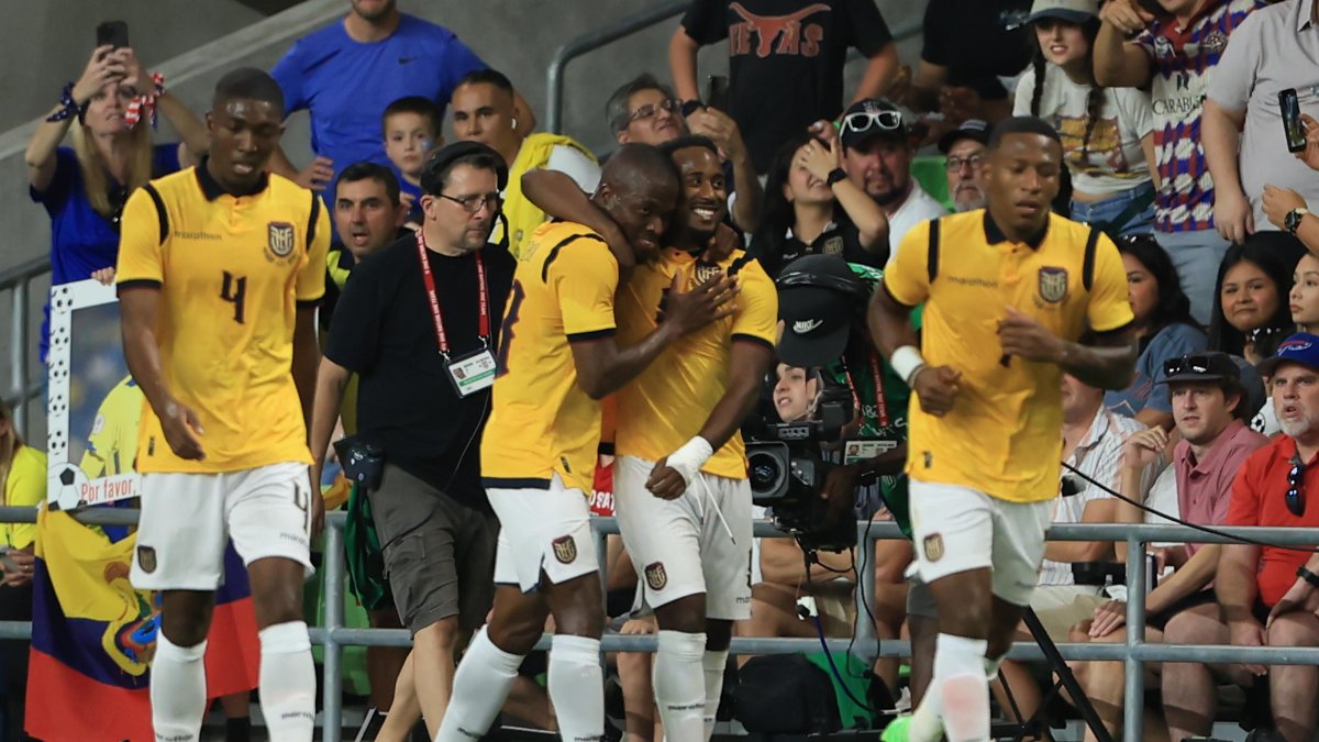 Enner Valencia (c) marcó el tanto de la Tri tras pase de John Yeboah.