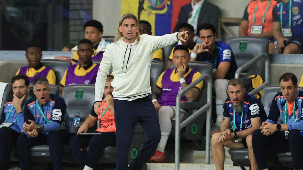El entrenador de Ecuador Sebastián Beccacece reacciona en un partido amistoso.