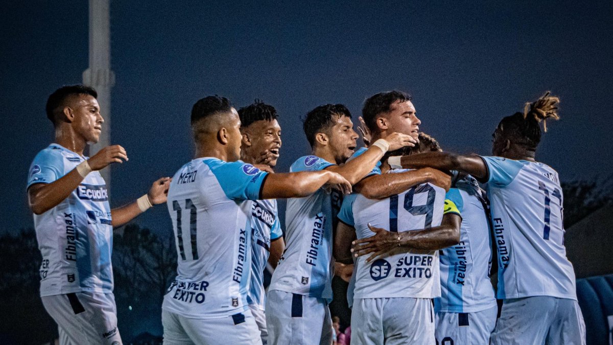 Jugadores del Guayaquil City festejan tras la goleada 3-1 ante San Antonio que les valió el ascenso.