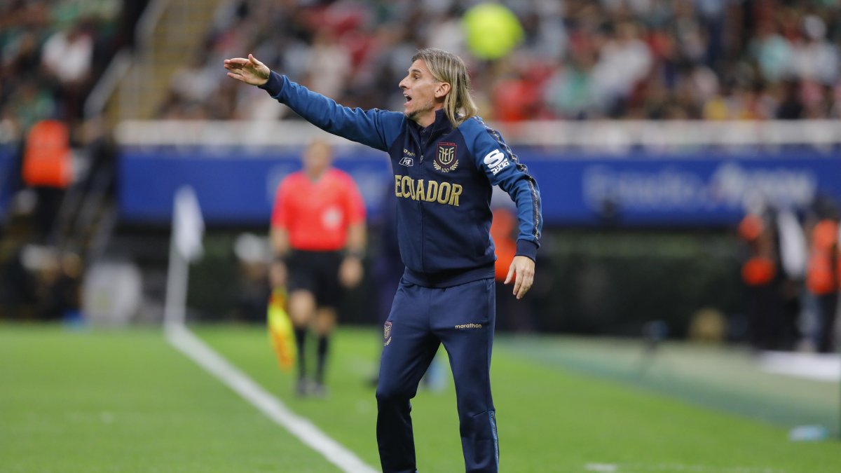 Sebastián Beccacece gesticuló desde la banca de suplentes de Ecuador ante México.
