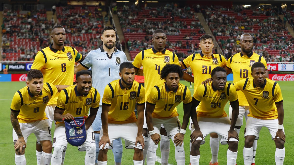 Los jugadores de la selección de Ecuador que la noche del pasado martes empataron a 1 ante México, en el amistoso que se jugó en Guadalajara.