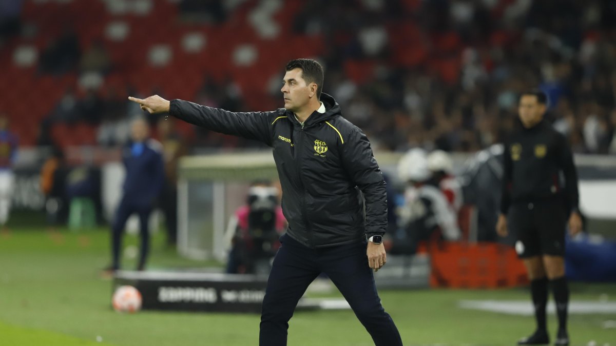 Ismael Rescalvo gesticula desde el banquillo de suplentes en el Rodrigo Paz Delgado.