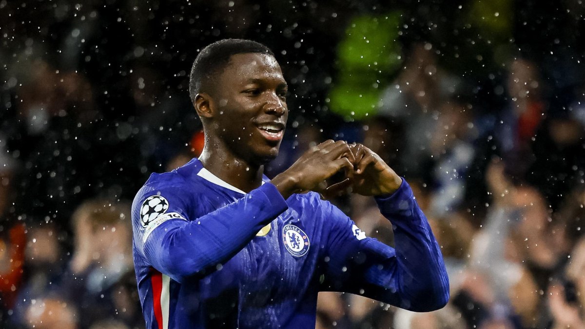 Moisés Caicedo del Chelsea celebra su primer gol en la Champions League.
